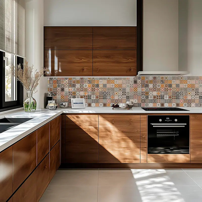 Helle Küche mit Holzschränken, Fliesenspiegel im Patchwork