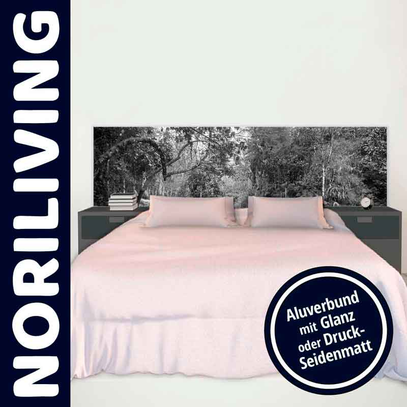 Ein stilvolles Schlafzimmer mit einem großen Doppelbett, flankiert von Nachttischen, und einem beeindruckenden Aluverbund-Kopfteil mit Waldmotiv.