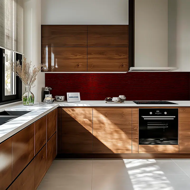 Helle Einbauküche mit Holzschränken, roter Glasrückwand