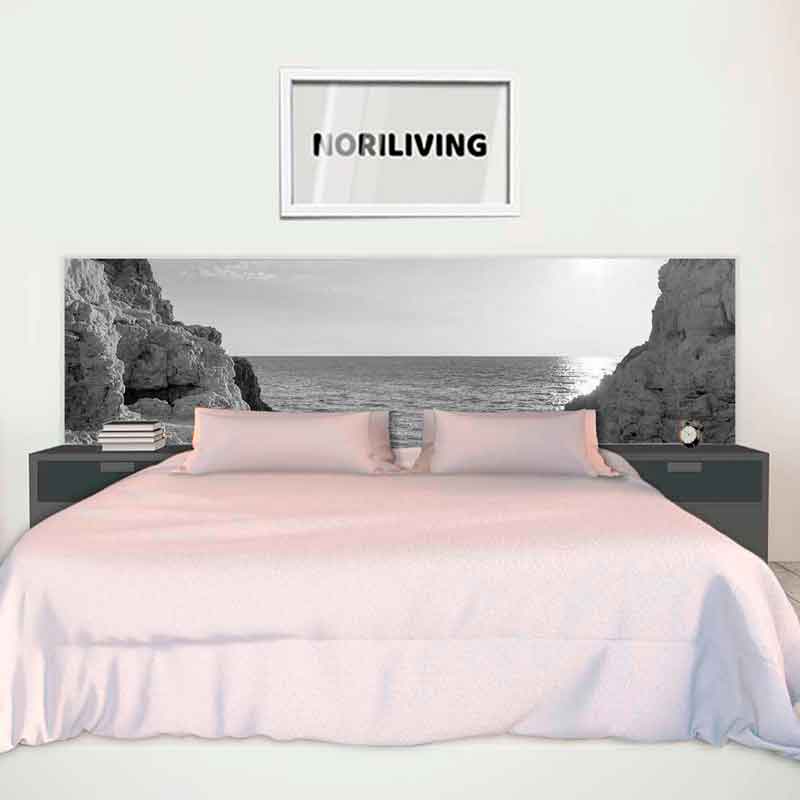 Ein Bett mit einem Meer- und Felsmotiv als Kopfteil, umgeben von minimalistischen Nachttischen, in einem stilvoll eingerichteten Schlafzimmer.