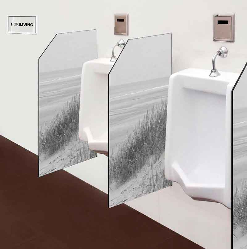 Zwei Urinale mit dekorativen Trennwänden mit Strandmotiv in einem öffentlichen Sanitärbereich