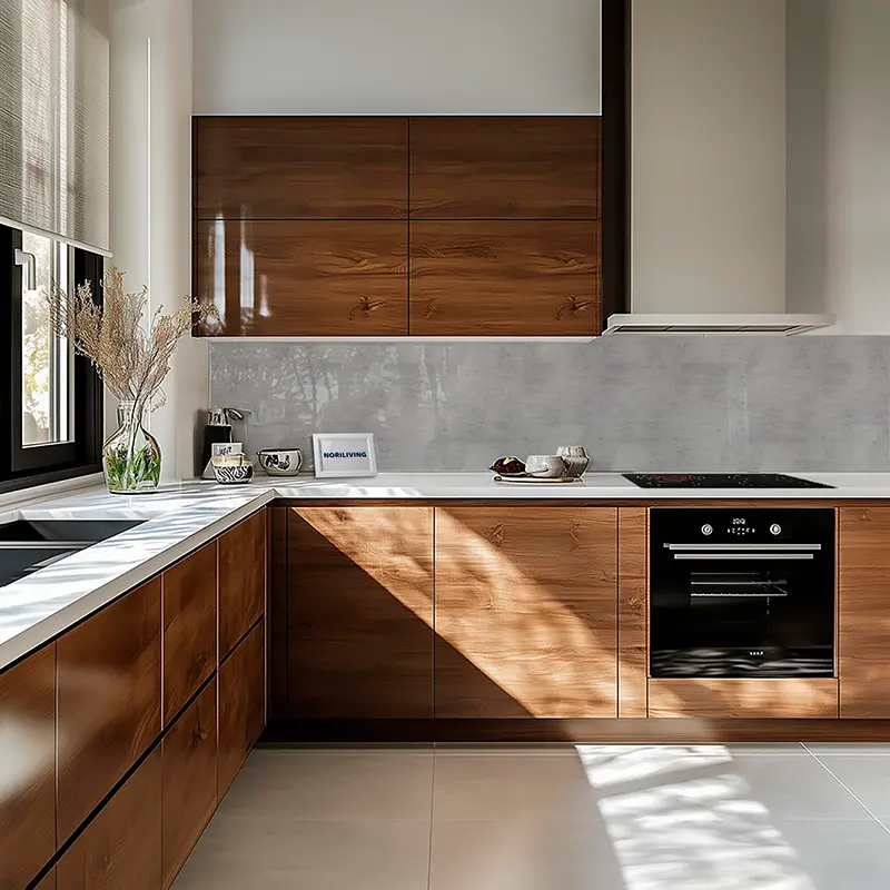 L-förmige Küche mit Holzfronten, Herd und Fenster