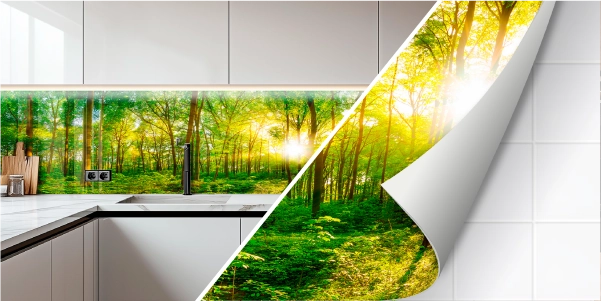 Helle, moderne Küche mit einer Rückwand, die ein lebendiges Waldmotiv mit Sonnenschein zeigt