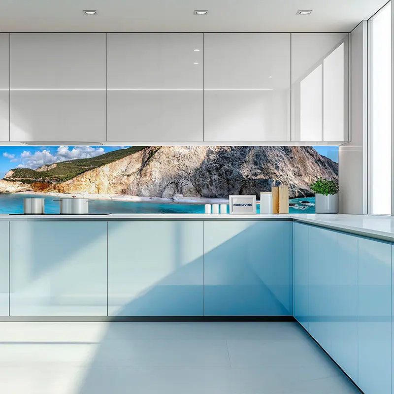 Helle moderne Küche mit blauen Fronten und Küsten-Motiv