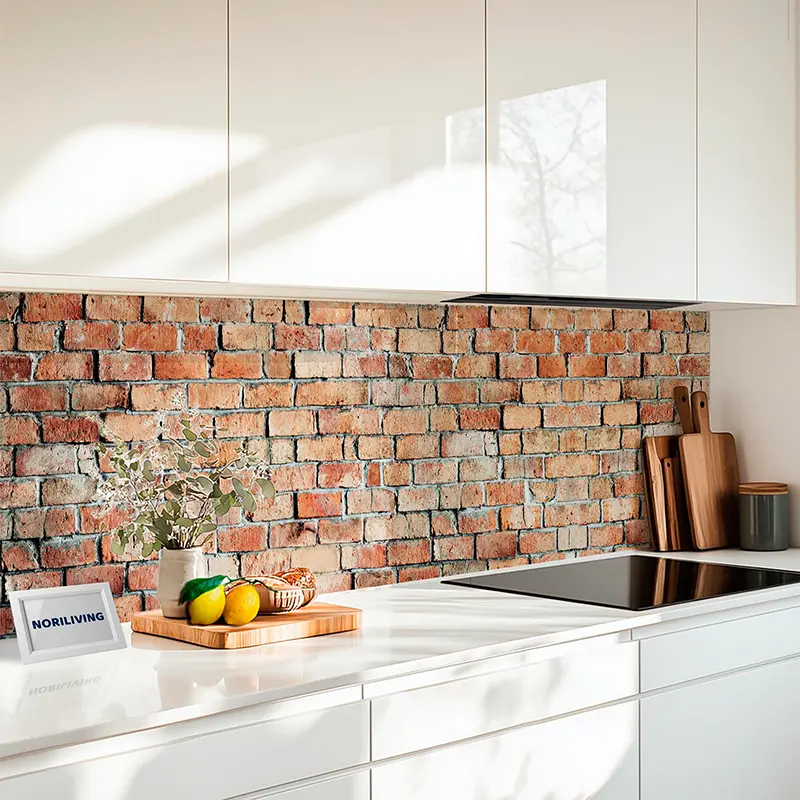 Weiße Küche mit Ziegelstein-Wand und Arbeitsfläche