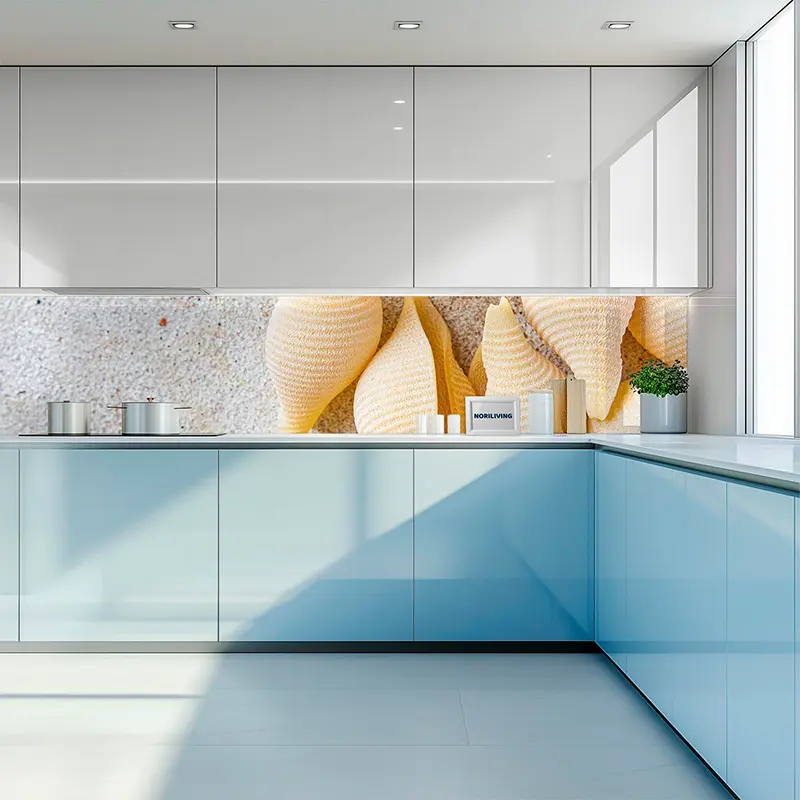 Helle Küche mit blauen Schränken und Muschel-Glasrückwand