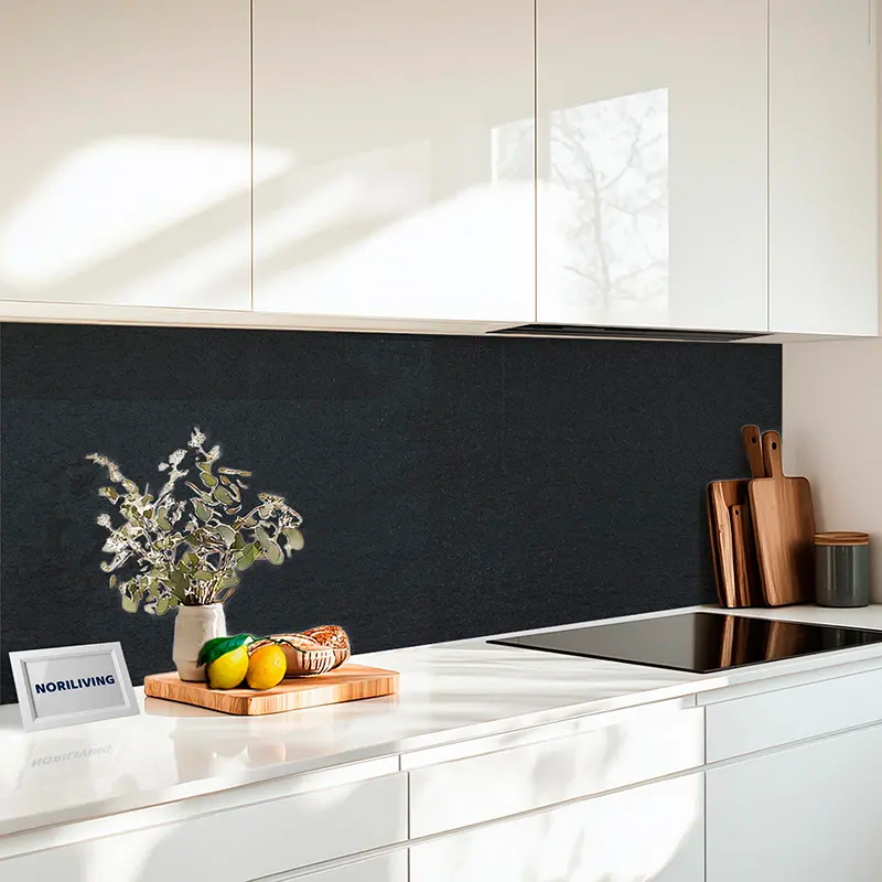 Weiße Küchenzeile mit Holzbrett, Früchten und Topf