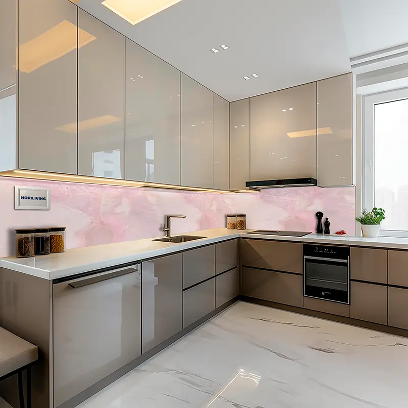 Elegante U-förmige Küche mit glänzenden Fronten