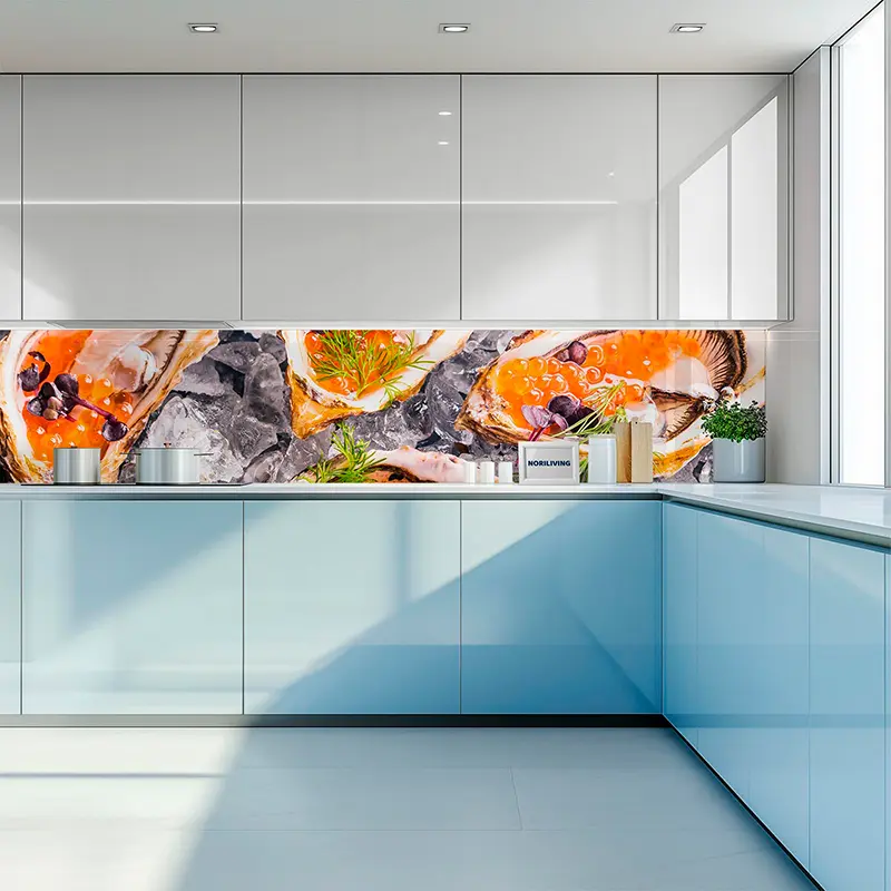 Moderne Küche mit blauem Unterschrank und Muschelmotiv