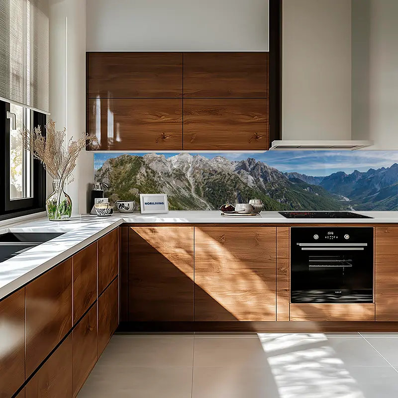 Küche mit Holzschränken und Glasrückwand mit Bergmotiv
