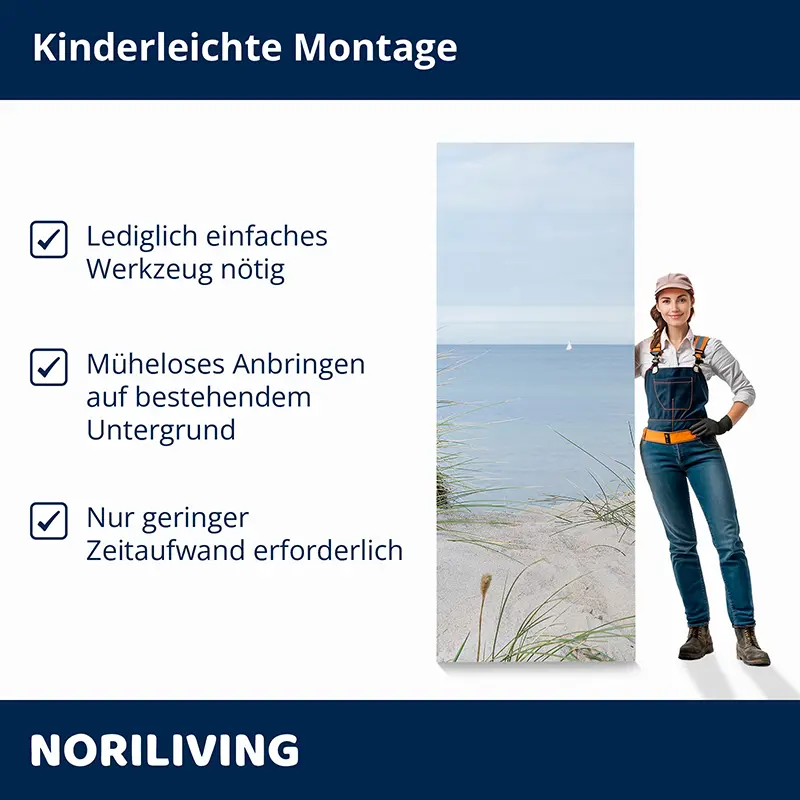 Frau neben Strandbild-Paneel mit Montagehinweisen