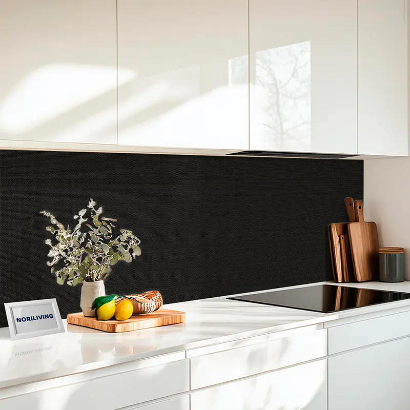 Weiße Arbeitsplatte, schwarzer Spritzschutz und Deko