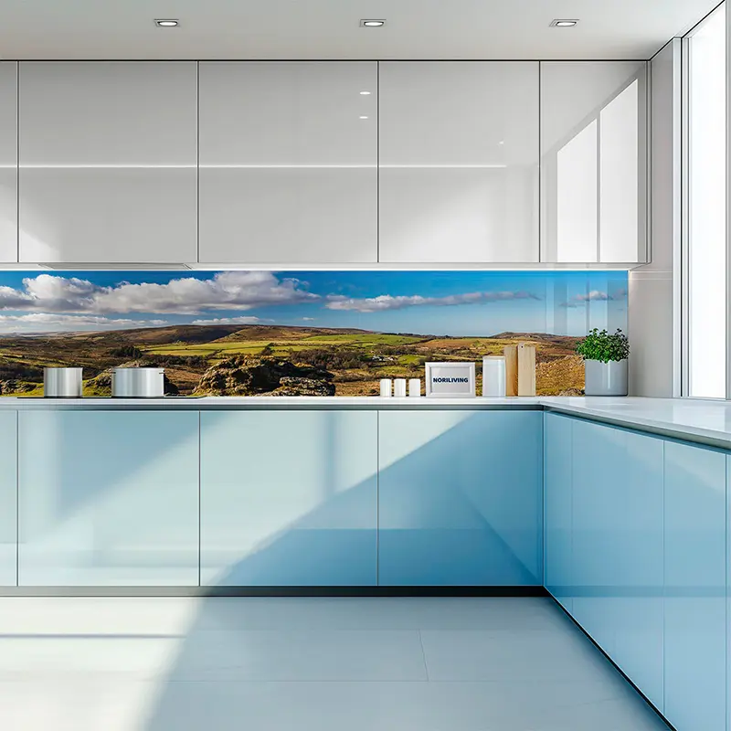 Küche mit blauen Schränken und Landschafts-Rückwand