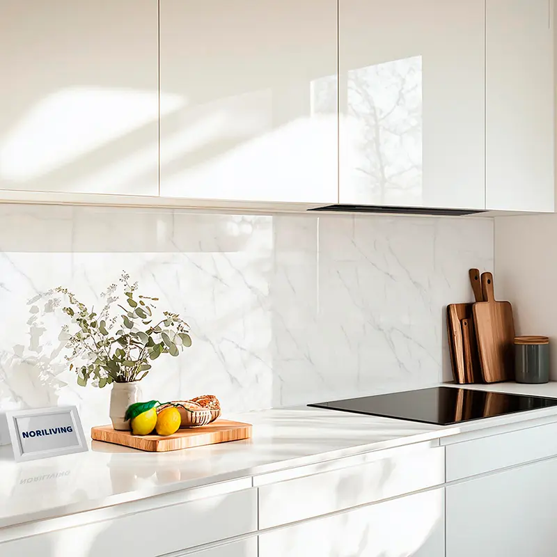 Helle Küche mit Schneidebrett, Zitronen und Deko