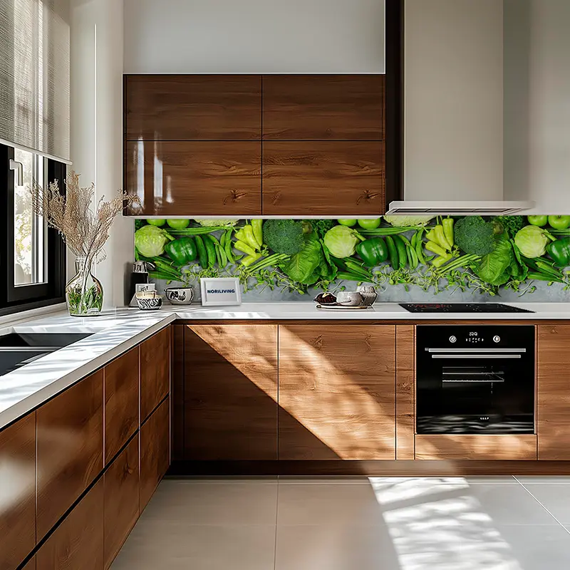 Küche mit Holzschränken und grünem Gemüse-Spritzschutz