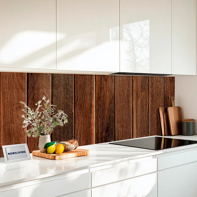 Weiße Küche mit Holzpaneel, Schneidebrett und Früchten