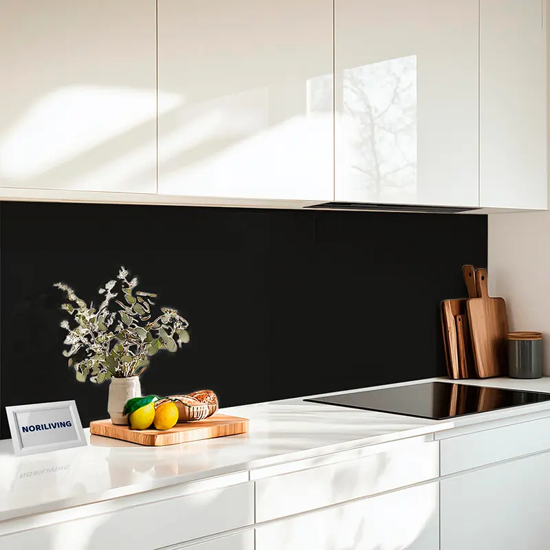 Weiße Küche mit Kochfeld und Holzbrett