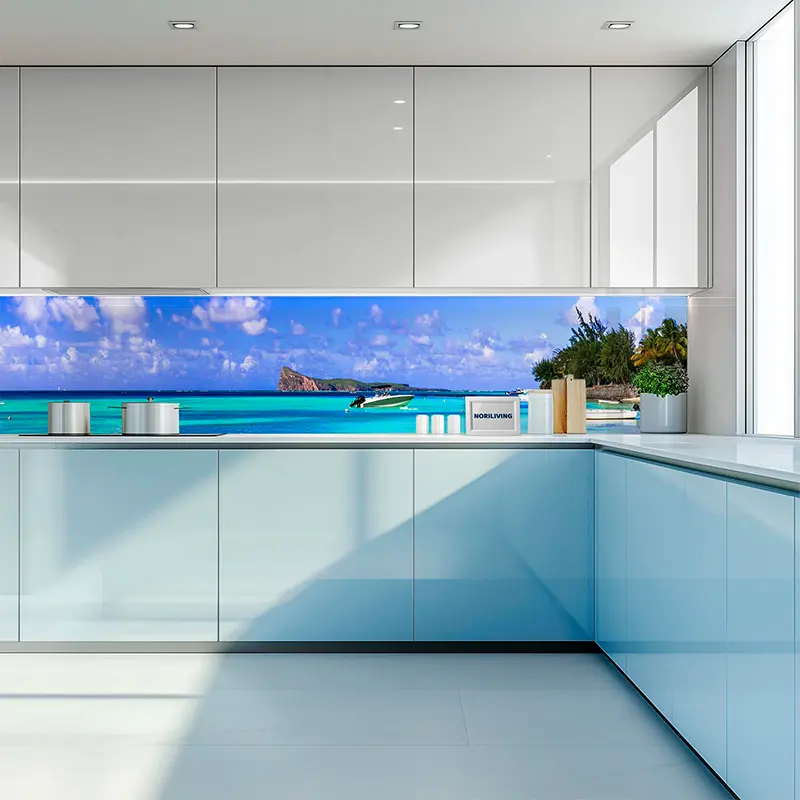 Weiß-blaue Küche mit türkisfarbenem Meer-Glasrückwand