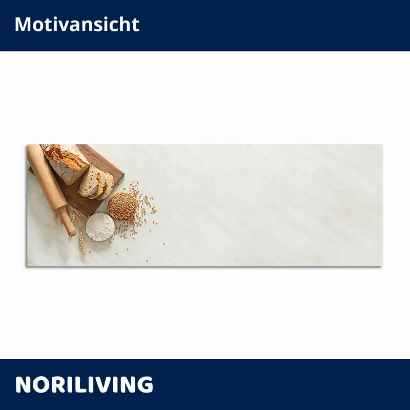 Brot, Mehl und Nudelholz auf heller Marmoroberfläche