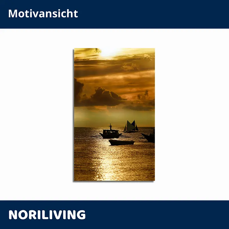 Goldener Sonnenuntergang über Wasser mit Booten