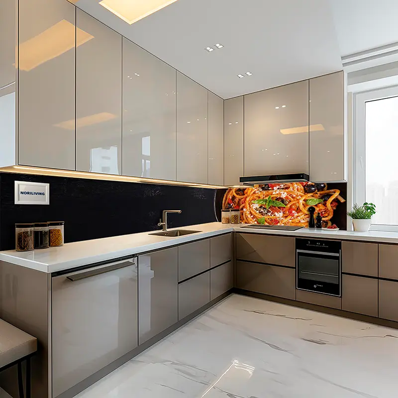 Küche mit buntem Pasta-Spritzschutz und Einbauherd