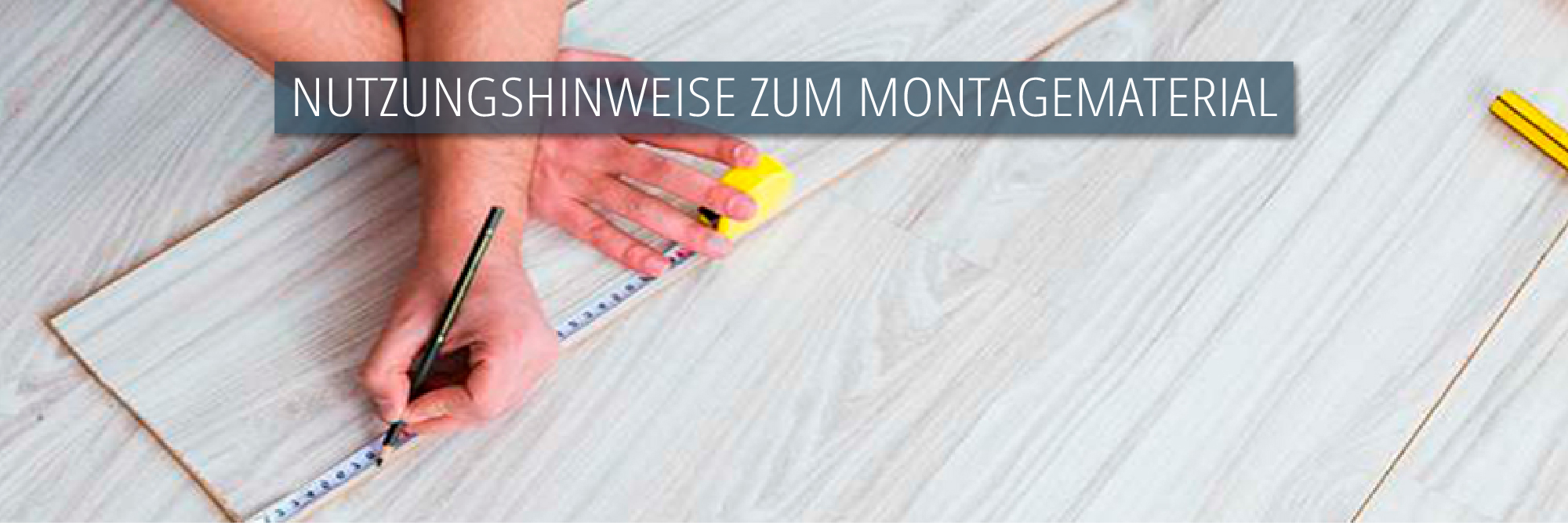 Person misst mit Maßband und Bleistift Holzboden ab