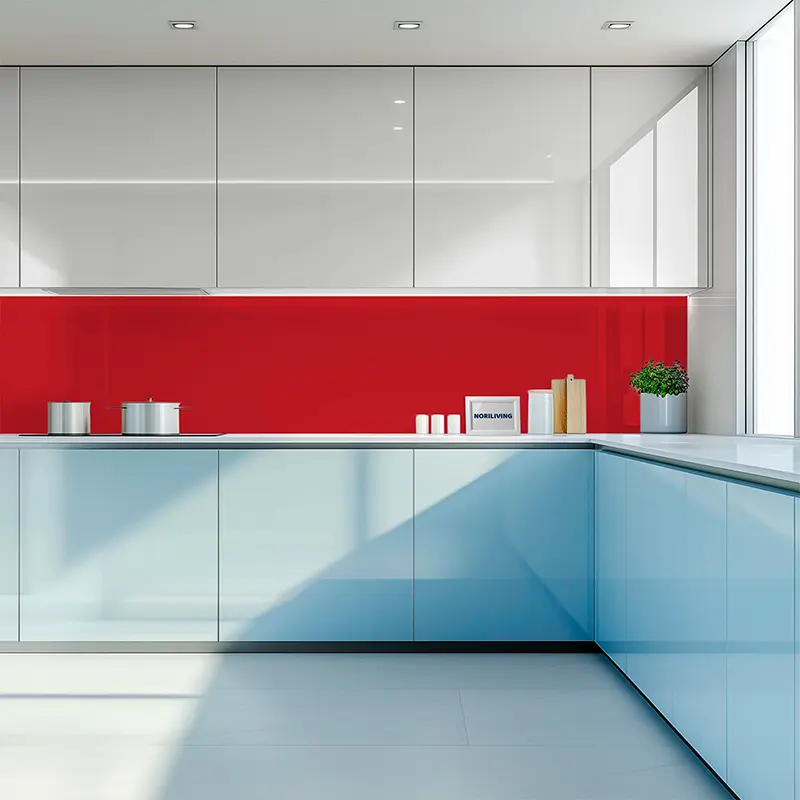 Küche mit rotem Spritzschutz und blauen Schränken