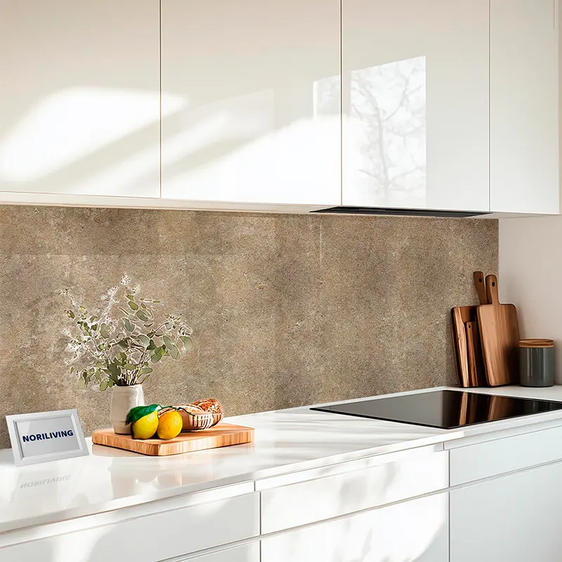 Weiße Küche mit Arbeitsplatte und beigem Spritzschutz