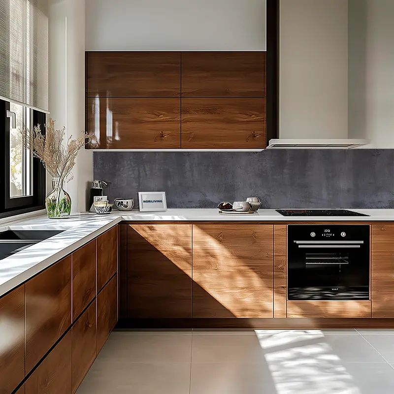 L-förmige Küche mit Holzschränken, weißer Arbeitsplatte