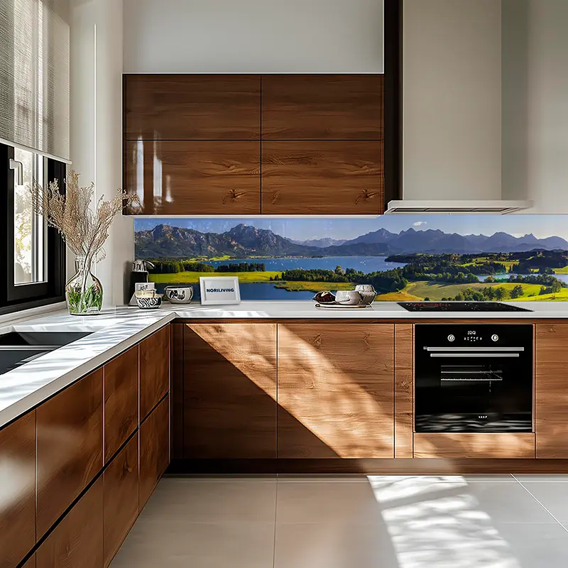 Einbauküche Holzoptik, Panorama-Spritzschutz mit See