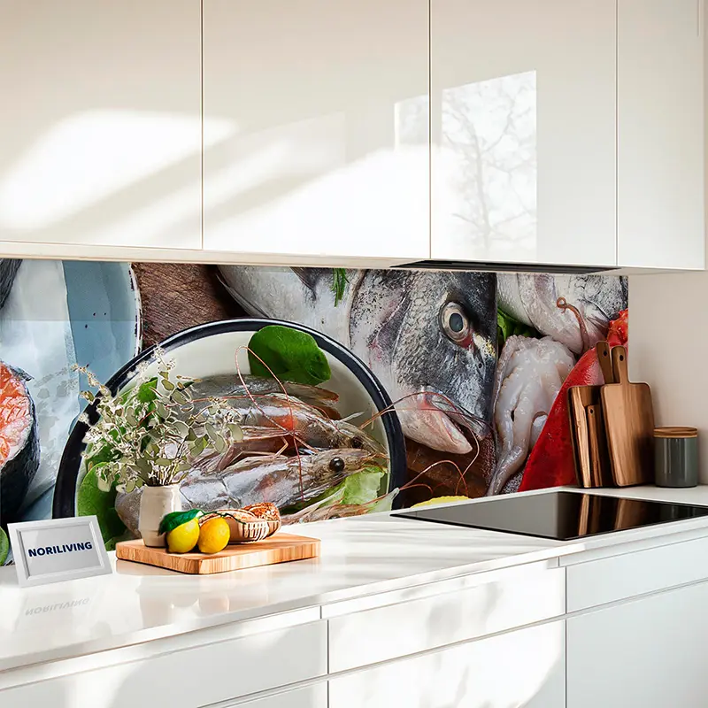 Weiße Küche mit Rückwandmotiv: Fische und Garnelen