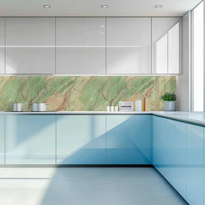 Helle Küche mit blauer Front und grüner Marmor-Rückwand