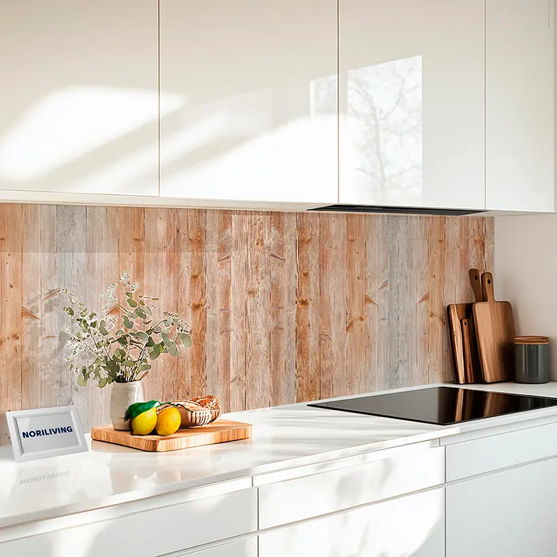 Weiße Küche, Holzrückwand, Obst und Schneidebretter