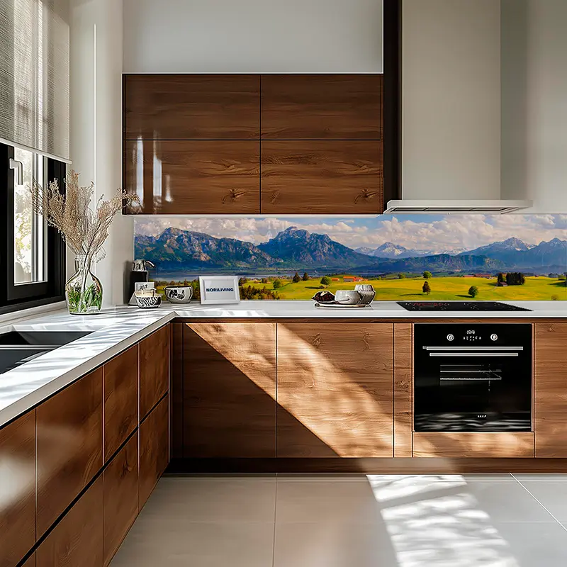 Helle Küche mit Holzschränken und Panorama-Rückwand