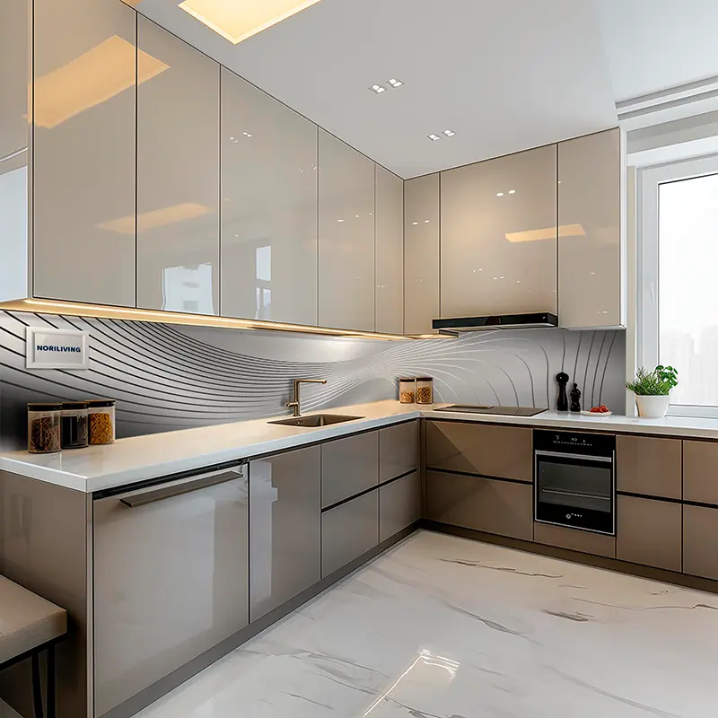 L-förmige graue Küche mit Muster-Glasrückwand