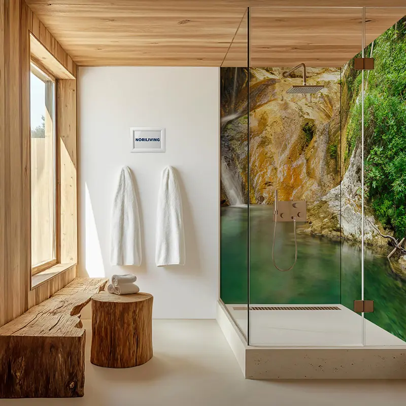 Helles Bad mit Holzdetails und Naturbild-Dusche