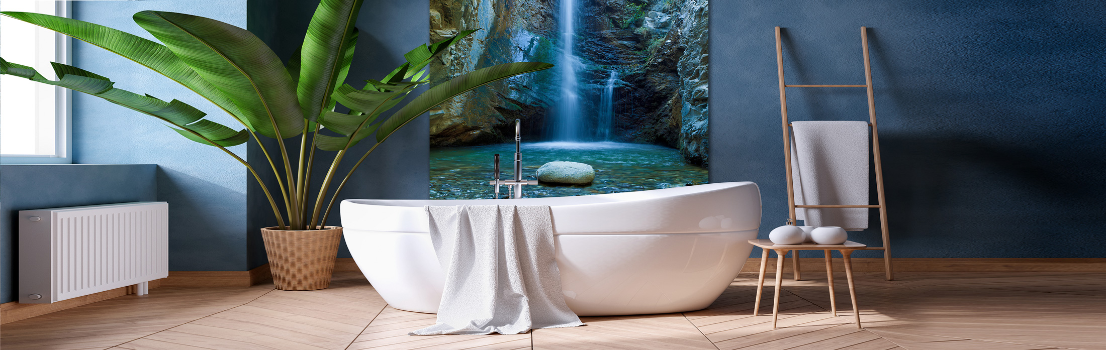 Ein elegantes Badezimmer mit einer freistehenden Badewanne, umgeben von tropischen Pflanzen und einem beruhigenden Wasserfallbild.