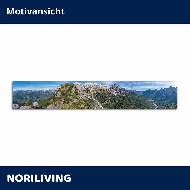 Panorama-Berglandschaft auf weißem Hintergrund