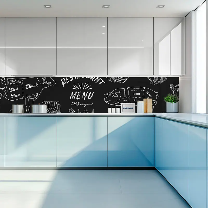 Küche mit hellblauen Unterschränken und schwarzer Tafel