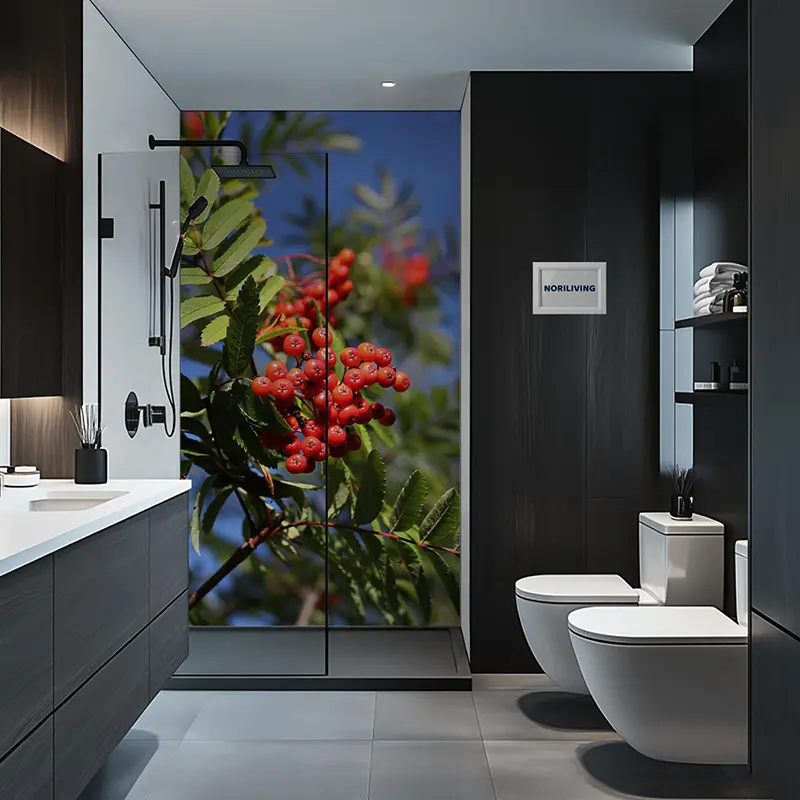 Modernes Badezimmer mit Duschwand und Vogelbeeren-Print