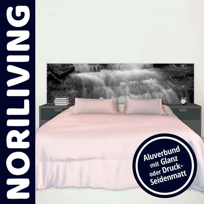 Schlafzimmer mit einem Bett, Wasserfall-Motiv im Hintergrund und der Marke 'Noriliving', Aluverbund mit Glanz oder Druck-Seidenmatt