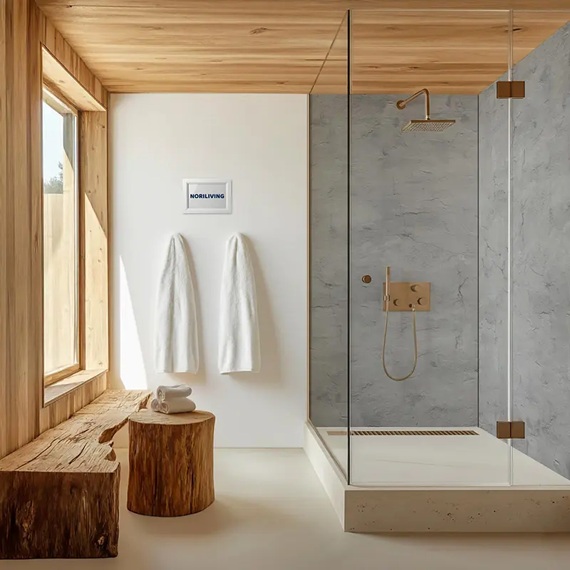 Helles Badezimmer mit Walk-In Glasdusche und Handtüchern