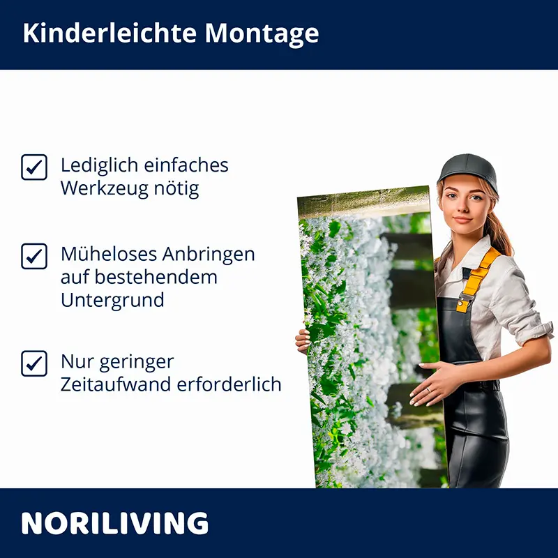 Frau in Arbeitskleidung hält grüne Dekorplatte