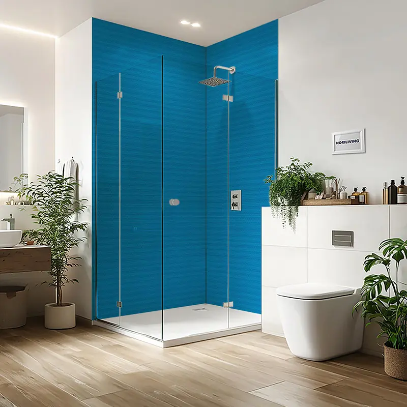 Glasdusche in Badezimmer mit Holzfußboden und Pflanzen