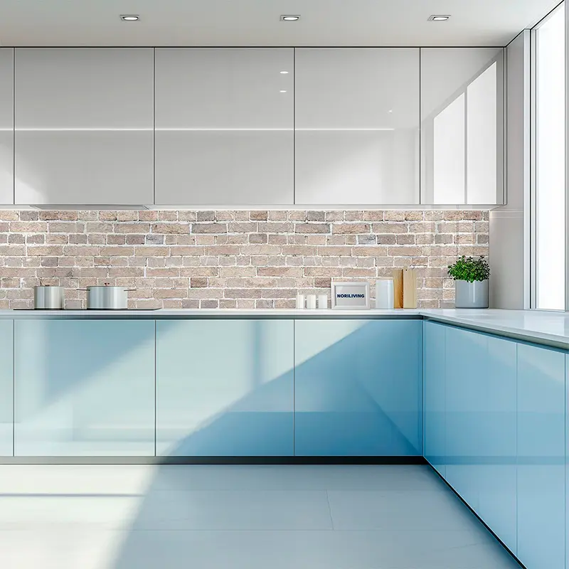 Küche mit blauen Schränken und Backsteinrückwand