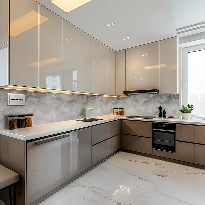 Elegante L-Küche beige Hochglanz mit Marmorrückwand