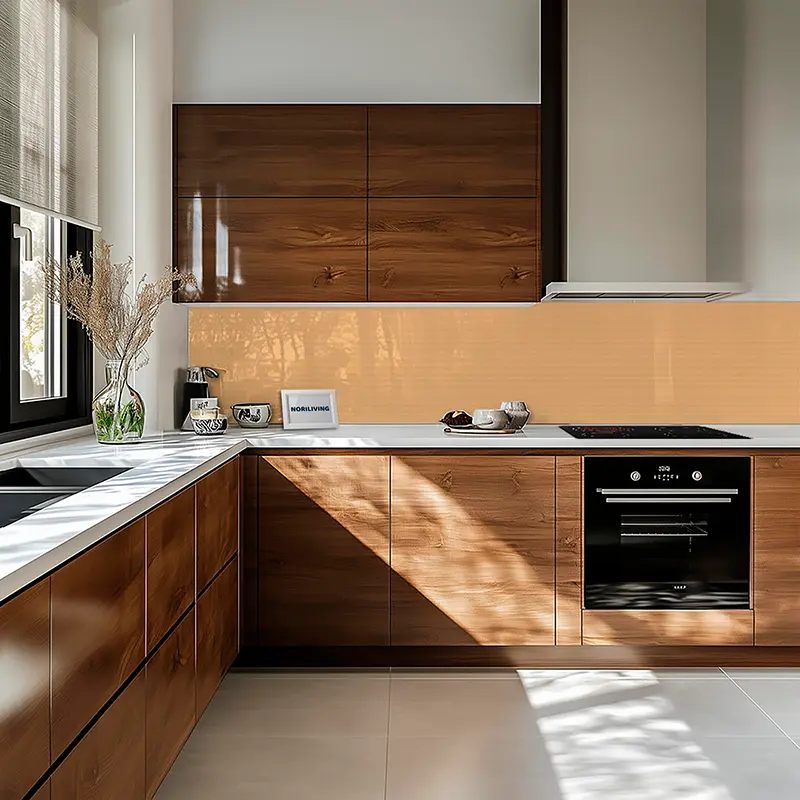 Küche mit Holzfronten, Einbauofen und Arbeitsfläche