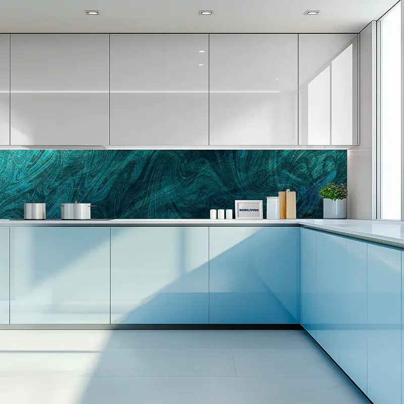 Helle moderne Küche mit türkis-grünem Marmor-Backsplash