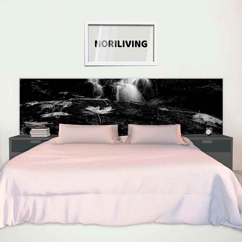 Modern eingerichtetes Schlafzimmer mit einer Wanddekoration, bestehend aus einem dunklen Kopfteil mit Naturmotiv, zwei Nachttischen und einem gerahmten Kunstbild über dem Bett.