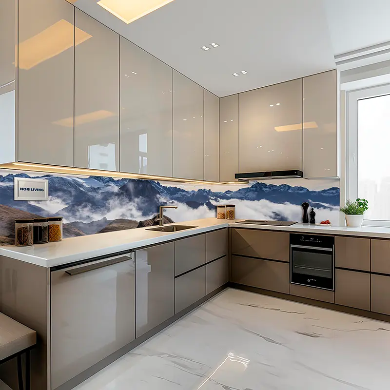 Eckküche mit glossy Fronten und Bergmotiv-Rückwand